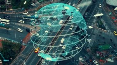 Geleceğin trafik kontrolü için akıllı ulaşım teknolojisi değiştirme konsepti. Sanal akıllı sistem sürücü için şehir caddesindeki araç verilerini bağlamak için sürüş bilgisi analizi yapıyor .