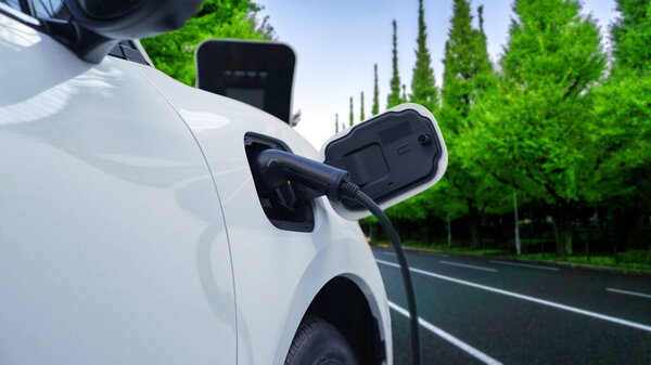 Прогрессивная концепция поездки электрический автомобиль остановки для подзарядки энергии от зарядной станции в отдаленном районе до достижения пункта назначения, EV автомобиль питание от возобновляемых источников энергии и чистой энергии для зеленой окружающей среды