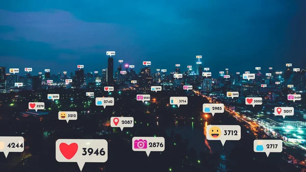 ソーシャルメディアのアイコンは ソーシャルネットワークアプリケーションプラットフォームを介して人々の相互接続を示すダウンタウン上を飛ぶ オンラインコミュニティとソーシャルメディアマーケティング戦略の概念 — ストック写真