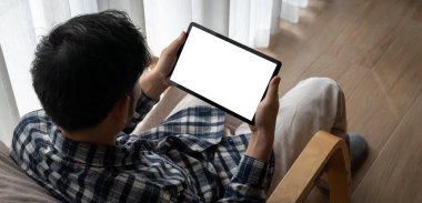 Tasarımınız için mod bilgisayardaki beyaz boş ekran monitör ekranında maket yapın