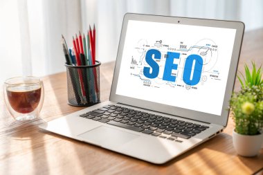 Model e-ticaret için SEO arama motoru optimizasyonu ve bilgisayar ekranında gösterilen çevrimiçi perakende işi
