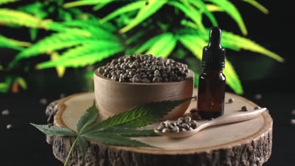 Kannabiszmagok Hullanak Bele Pattognak Egy Halom Marihuána Magon Tálban Asztali — Stock videók