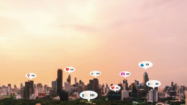 Піктограми Соціальних Мереж Літають Над Містом Показуючи Язок Між Людьми — стокове відео