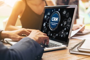CRM işletme ve işletme için modern bilgisayarda müşteri ilişkileri yönetim sistemi