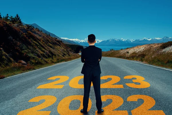 Jornada Ano Novo 2023 Conceito Visão Futura Empresário Viajando Estrada — Fotografia de Stock