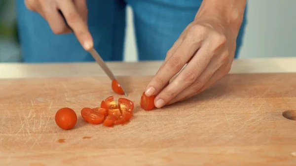 Close Hands Holding Knife Preparing Contented Meal Sliced Tomatoes Other — Fotografie, imagine de stoc
