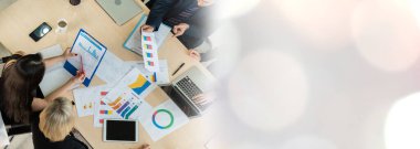 İş adamları grup toplantısı ofisteki en geniş bakış açısından çekildi. İş kadınları, iş adamları ve ofis çalışanları, proje planlama belgeleriyle takım konferansında toplantı masasında çalışıyorlar. .