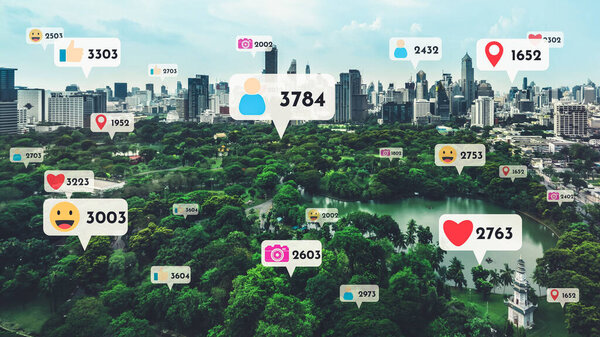 Иконки социальных сетей летают над центром города, показывая людям взаимосвязь через платформу приложений социальных сетей. Концепция маркетинговой стратегии онлайн-сообщества и социальных медиа .