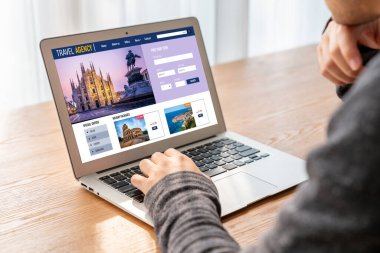 Model arama ve seyahat planlama için internet sitesi uçuş, otel ve tur rezervasyonları için anlaşma ve paket sunuyor