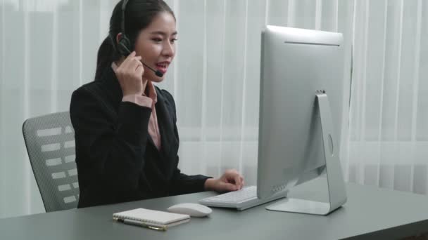 Asiatische Kundenbetreuerin Mit Headset Und Mikrofon Ihrem Schreibtisch Mit Laptop — Stockvideo