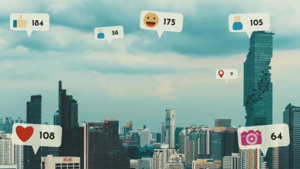 Иконки Социальных Сетей Летают Над Центром Города Показывая Людям Взаимосвязь — стоковое видео