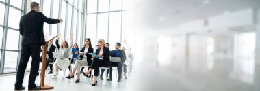 Seminer konferansında toplanan bir grup iş adamı daha geniş bir görüşe sahip. Seyirciler, çalışanların eğitim seanslarındaki eğitmenleri dinliyor. Konuşmacıyla ofis çalışanları toplantısı .