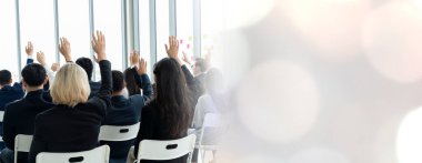 Seminer konferansında toplanan bir grup iş adamı daha geniş bir görüşe sahip. Seyirciler, çalışanların eğitim seanslarındaki eğitmenleri dinliyor. Konuşmacıyla ofis çalışanları toplantısı .