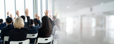 Seminer konferansında toplanan bir grup iş adamı daha geniş bir görüşe sahip. Seyirciler, çalışanların eğitim seanslarındaki eğitmenleri dinliyor. Konuşmacıyla ofis çalışanları toplantısı .