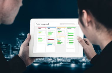 Ekip projesinin zaman çizelgesini gösteren bilgisayar ekranında, modern iş projesi yönetimi için proje planlama yazılımı