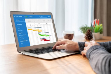 Ekip projesinin zaman çizelgesini gösteren bilgisayar ekranında, modern iş projesi yönetimi için proje planlama yazılımı