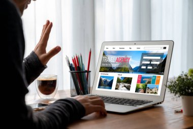 Model arama ve seyahat planlama için internet sitesi uçuş, otel ve tur rezervasyonları için anlaşma ve paket sunuyor