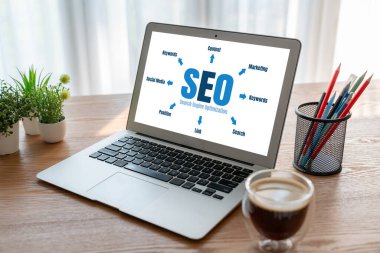 Model e-ticaret için SEO arama motoru optimizasyonu ve bilgisayar ekranında gösterilen çevrimiçi perakende işi