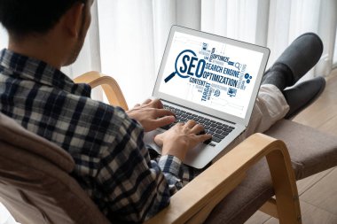 Model e-ticaret için SEO arama motoru optimizasyonu ve bilgisayar ekranında gösterilen çevrimiçi perakende işi
