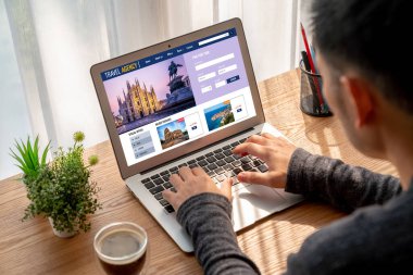 Model arama ve seyahat planlama için internet sitesi uçuş, otel ve tur rezervasyonları için anlaşma ve paket sunuyor