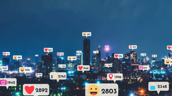 Иконки социальных сетей летают над центром города, показывая людям взаимосвязь через платформу приложений социальных сетей. Концепция маркетинговой стратегии онлайн-сообщества и социальных медиа .