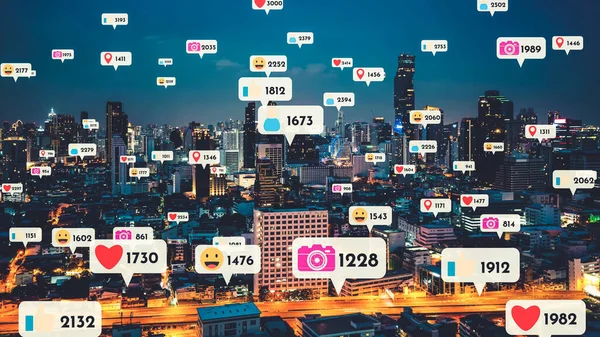 社交媒体图标在市中心上空飞驰 通过社交网络应用平台向人们展示互惠互利的关系 在线社区和社交媒体营销战略的概念 — 图库照片