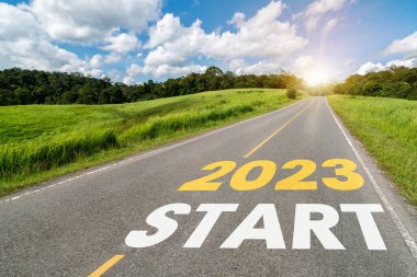 2023 yılbaşı seyahati ve gelecek vizyon konsepti. 2023 'ün başında, yeni ve başarılı bir başlangıç için mutlu bir yeni yıl kutlamasına götüren doğa manzarası. .