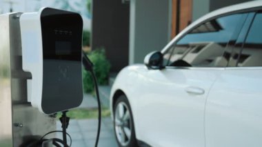 Ev şarj istasyonu EV otomobiller için çevre dostu sürdürülebilir bir güç kaynağı sağlıyor. Elektrikli araçlar için gelecekteki yeşil enerji depolama konsepti.