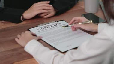 Kapalı kapılar ardında hevesli genç bir iş kadını ofiste finansal iş sözleşmesi görüşmeleri yapıyor. Müşteri, şirket ofisindeki profesyonel müdürle anlaşma yapıyor. Yasal evrak işleriyle uğraşan iş avukatı.
