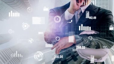 Gelecekteki bina inşaatı ve HUD hologram grafik tasarımı ile yaratıcı mühendislik projesi konsepti. İnşaat mühendisi, mimar ya da inşaat işçisi modern sivil teknoloji ile çalışıyor..