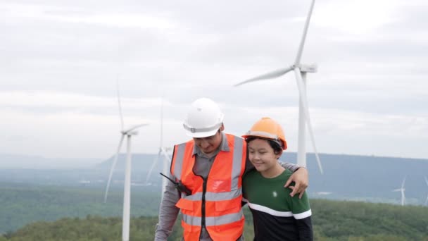 Ingenieur Met Zijn Zoon Een Windmolenpark Een Heuvel Berg Het — Stockvideo