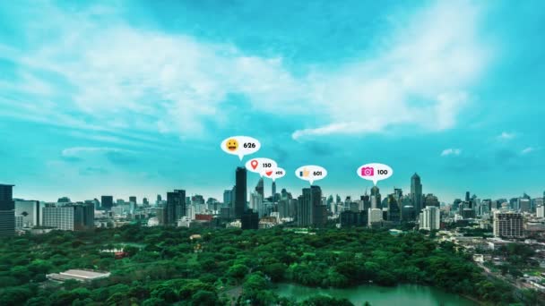 Ikony Sociálních Médií Létají Nad Centrem Města Ukazují Lidem Vzájemné — Stock video