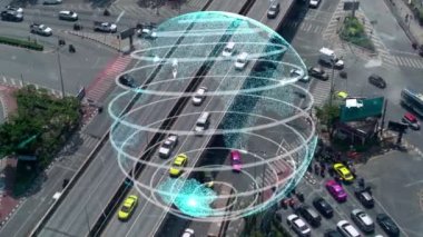 Geleceğin trafik kontrolü için akıllı ulaşım teknolojisi değiştirme konsepti. Sanal akıllı sistem sürücü için şehir caddesindeki araç verilerini bağlamak için sürüş bilgisi analizi yapıyor .