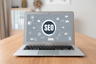 Model e-ticaret için SEO arama motoru optimizasyonu ve bilgisayar ekranında gösterilen çevrimiçi perakende işi