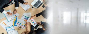 İş adamları grup toplantısı ofisteki en geniş bakış açısından çekildi. İş kadınları, iş adamları ve ofis çalışanları, proje planlama belgeleriyle takım konferansında toplantı masasında çalışıyorlar. .