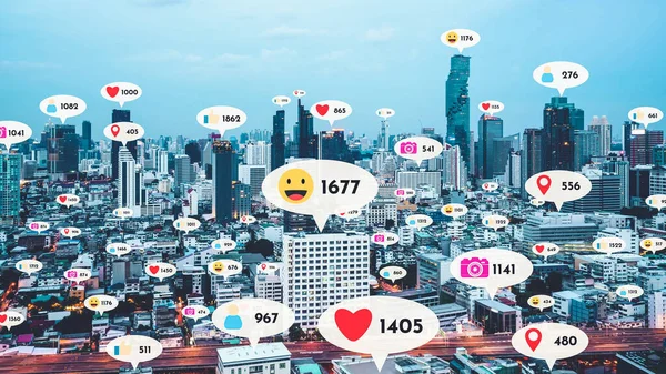 Піктограми Соціальних Мереж Літають Над Містом Показуючи Язок Між Людьми — стокове фото