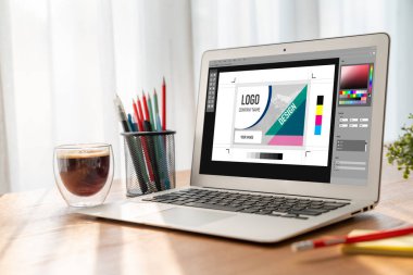 Web sayfasının modern tasarımı ve bilgisayar ekranında gösterilen ticari reklamlar için grafiksel tasarımcı yazılımı