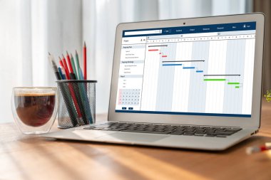Ekip projesinin zaman çizelgesini gösteren bilgisayar ekranında, modern iş projesi yönetimi için proje planlama yazılımı