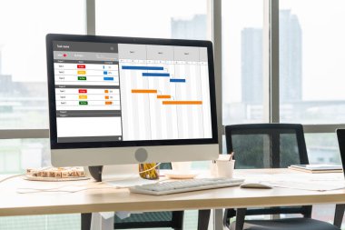Ekip projesinin zaman çizelgesini gösteren bilgisayar ekranında, modern iş projesi yönetimi için proje planlama yazılımı