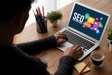 Model e-ticaret için SEO arama motoru optimizasyonu ve bilgisayar ekranında gösterilen çevrimiçi perakende işi