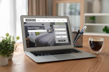 Çevrimiçi otel konaklama rezervasyon sitesi mod rezervasyon sistemi sağlar. Seyahat teknolojisi kavramı .