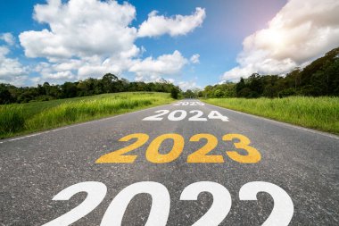 2023 yılbaşı seyahati ve gelecek vizyon konsepti. 2023 'ün başında, yeni ve başarılı bir başlangıç için mutlu bir yeni yıl kutlamasına götüren doğa manzarası. .