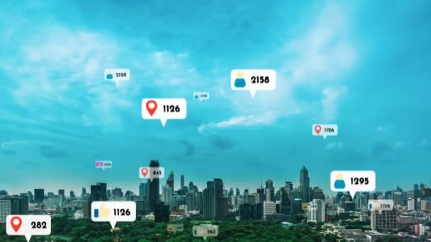 Иконки Социальных Сетей Летают Над Центром Города Показывая Людям Взаимосвязь — стоковое видео