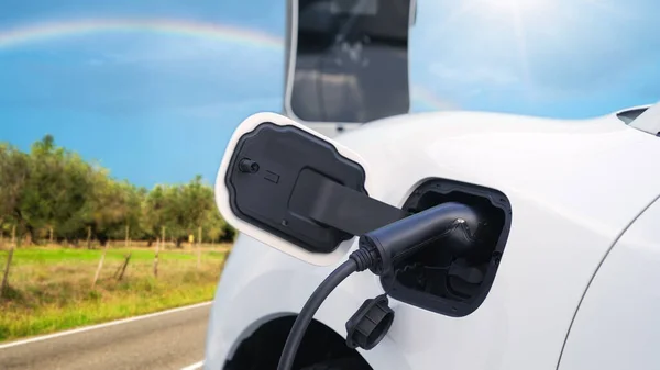 Progresszív Utazási Koncepció Elektromos Jármű Megáll Hogy Töltse Fel Energiát — Stock Fotó