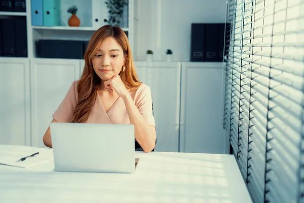 Young Asian Female Employee Sitting Her Desk Her Office Sitting — ストック写真
