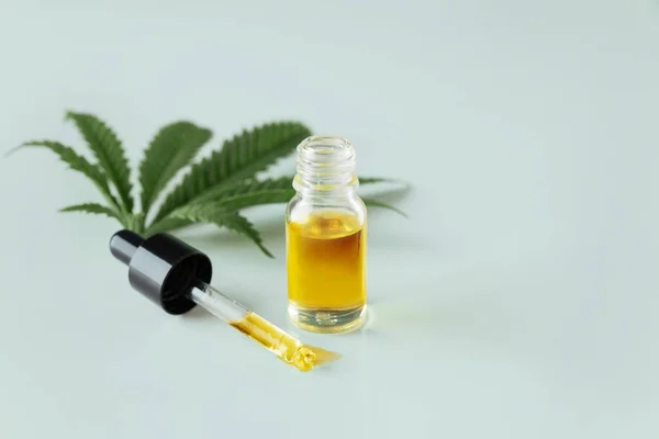Cannabis Sativa Folha Cânhamo Com Recipiente Óleo Cbd Com Tampa — Fotografia de Stock