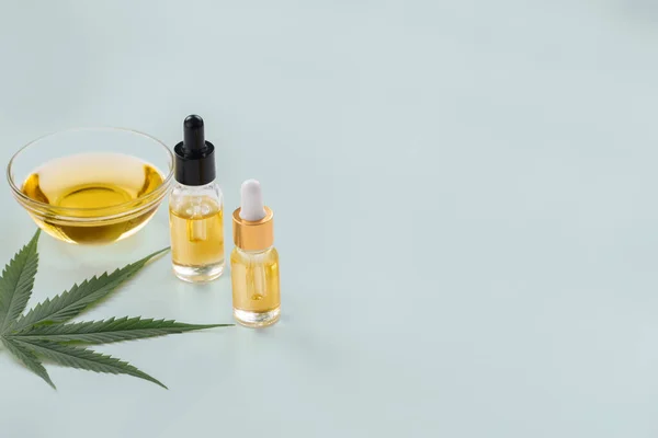 Glasschale Und Flasche Mit Cbd Cannabis Knospe Und Einem Hanfblatt — Stockfoto