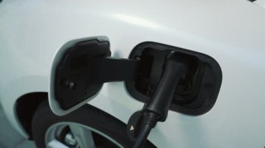 Ev şarj istasyonu, elektronik araç için sürdürülebilir, yenilenebilir enerji kaynağı, modern modern yaşam tarzı için evdeki EV arabaları sağlıyor. Çevre dostu melez elektro ve petrol aracı bataryası.