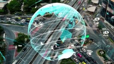 Geleceğin trafik kontrolü için akıllı ulaşım teknolojisi değiştirme konsepti. Sanal akıllı sistem sürücü için şehir caddesindeki araç verilerini bağlamak için sürüş bilgisi analizi yapıyor .