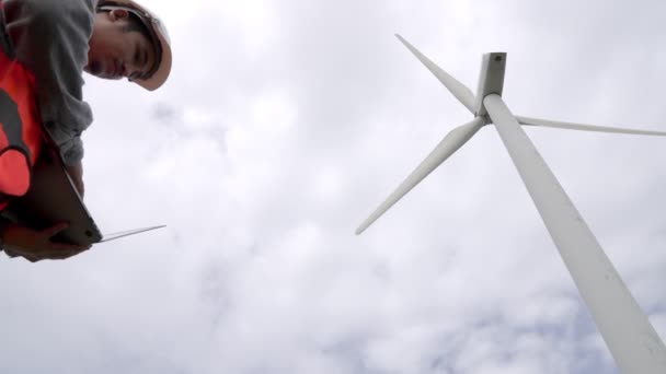 Ingenieur Werkt Aan Een Windturbine Met Hemelse Achtergrond Progressief Ideaal — Stockvideo